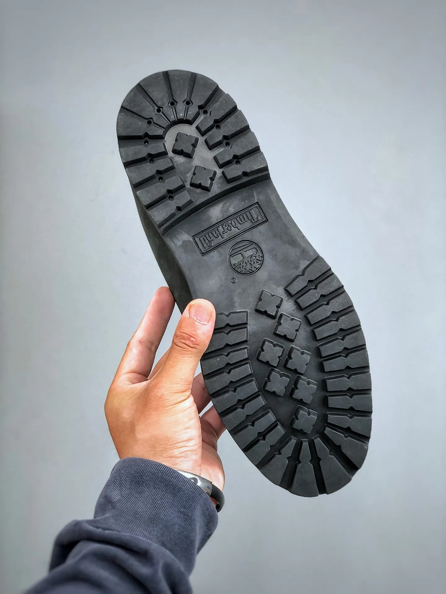 Local self-pickup💰800 supports store placement, get the pure and original top quality, one-to-one original development version Timberland can’t be beaten/classic yellow high-top [Female six-hole model 10361 Men’s seven-hole model 10061] Channel version of something, produced by Zhuhai OEM factory, Hong Kong purchasing agent of Hong Kong, unified channel delivery order, consistent quality of something, no need to emphasize gorgeous copywriting, just a brief introduction of materials, analysis of original genuine process, imported waterproof frosted cowhide, purple light logo anti-counterfeiting mark, precise computer sewing line, four-line parallel process, 10,000 times horizontal folding dynamic waterproofing, one-piece molding injection molding process ( ⚠️The difference is the cold-glued one-piece version) Rubber non-slip outsole is durable and wear-resistant. Fully genuine cowhide collar/lining/sole. Equipped with anti-fatigue shock-absorbing honeycomb insole. Extremely comfortable. Extremely practical for daily life. Classic, simple and easy to match. Essential for wind, rain, thunder, lightning, water, cold and heat insulation. Full set of cabinet packaging accessories (comes with shoelaces, cleaning eraser, and counter bag) Size: 35 36 37 37.5 38 38.5 39 39.5 40 41 41.5 42 43 43.5 44 44.5 45 one size larger. Authentic official website consistent size